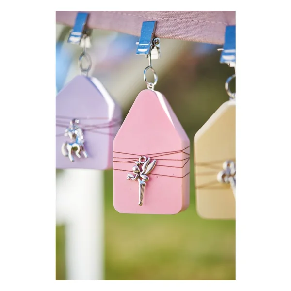 Clips en métal à oeillet
