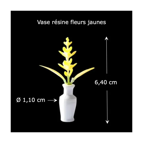 Vase blanc avec fleurs jaunes