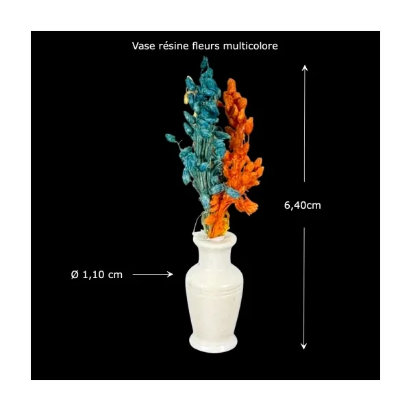 Vase blanc avec fleurs multicolores